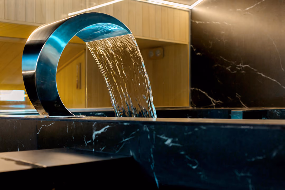 Lámina de agua y jets del SPA de la azotea del Castelar Palace