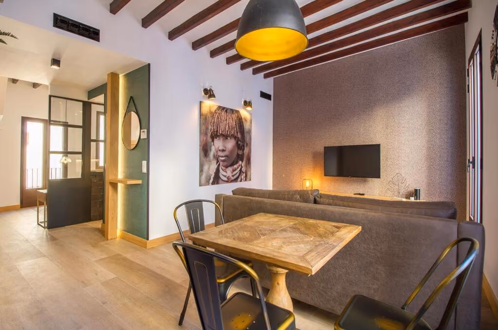 Apartamento Next Level con mesa de madera y decoración temática