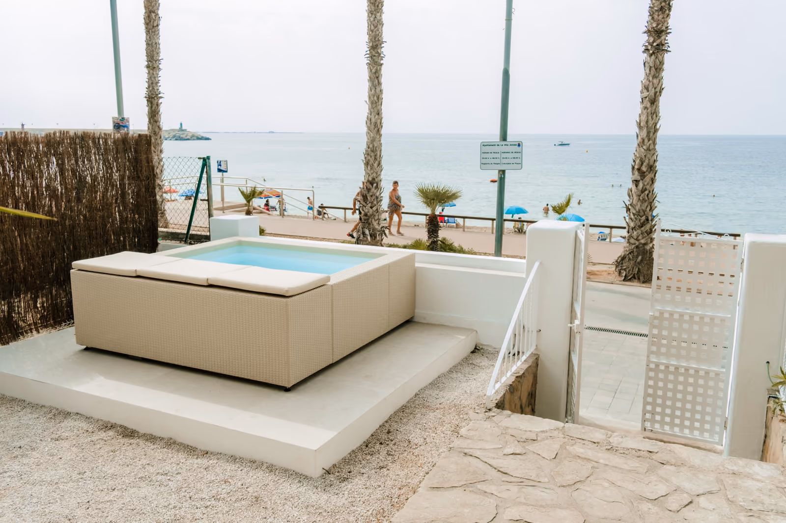 Jacuzzi de Villa Bahari frente a la playa